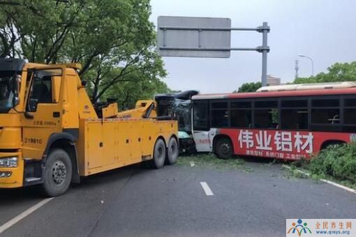 乘客拉拽驾驶员致两公交相撞
