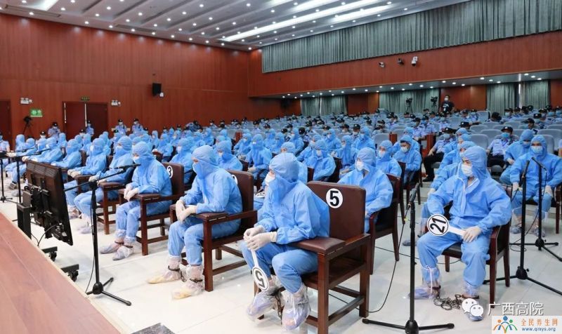 广西56人涉黑案被告穿防护服受审：涉嫌故意杀人等