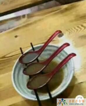 碗上放筷子和三个勺子图是什么意思内涵 碗上1筷子3勺子寓意